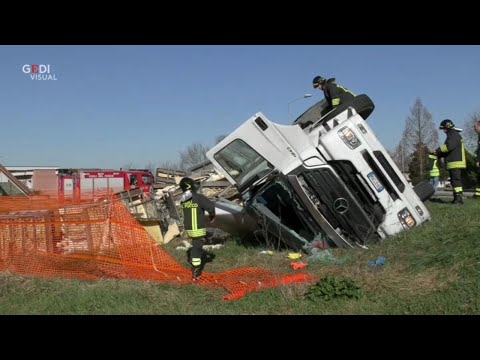 Camion carico di pollame vivo si ribalta nel fosso a Borgocarbonara