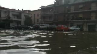 preview picture of video 'San Benedetto del Tronto - Nubifragio 22 luglio 2012 - Incrocio via Marsala - via Manzoni III'