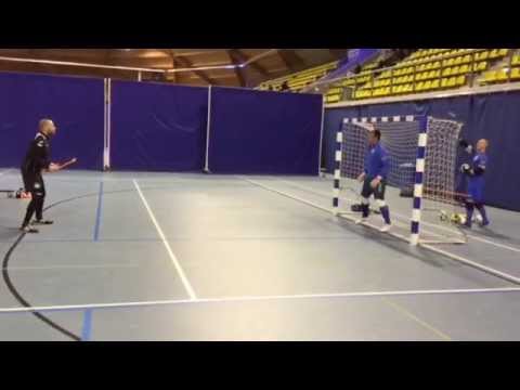 FC Eindhoven Futsal goalkeepers are working on their reflexes