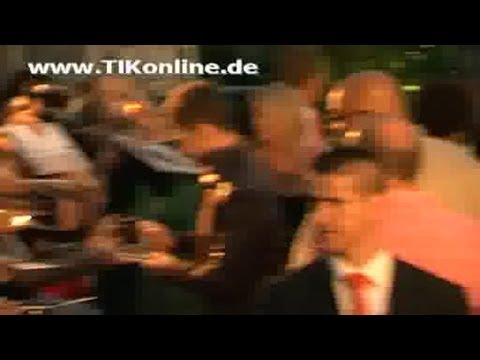 Justin Timberlake press and fans briefly fed (2009) - YouTube
