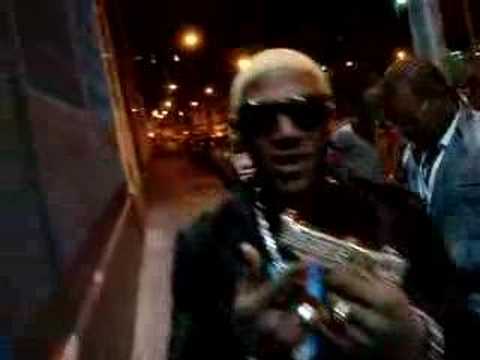 omega en las calle de españa tripiando a los mambero