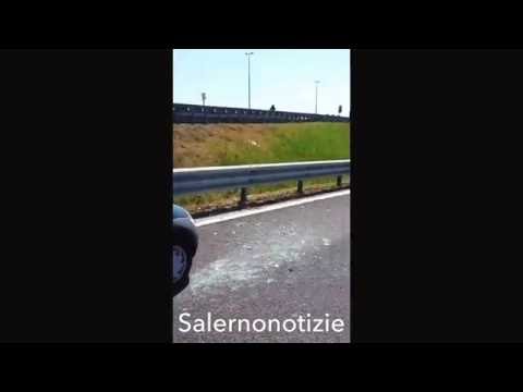 Salerno: incidente stradale in tangenziale, furgoncino tampona auto