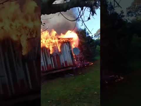 VORAZ INCENDIO EN VIVIENDA de Los Helechos en Misiones. La familia quedó con lo puesto. #misiones