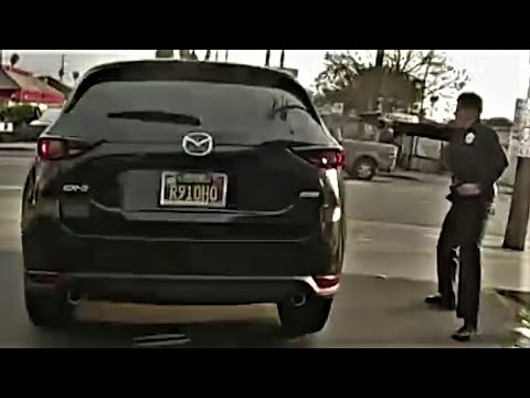 Bodycam della polizia di Los Angeles: il criminale fugge dall'auto fermata, colpi di arma da fuoc...