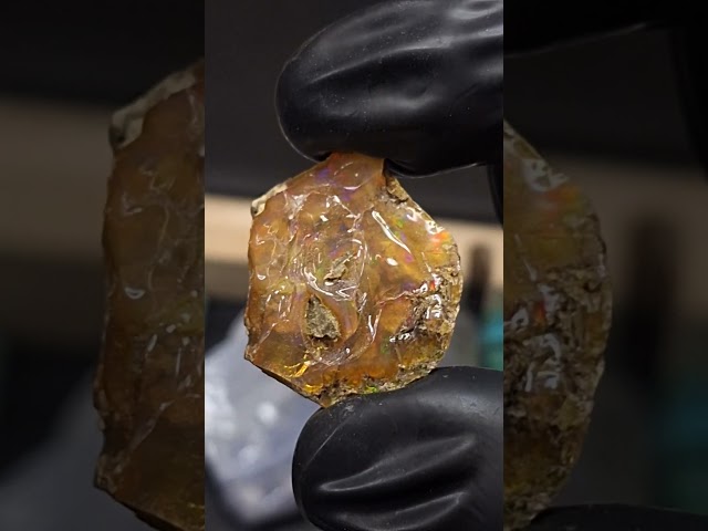 حجر اوبال خام طبيعي تحفة للإقتناء أو الإهداء