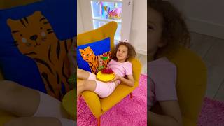 Sierra teaches Rhia to eat properly