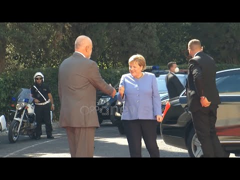 Rama i zgjat dorën, Merkel përzgjedh përshëndetjen me grusht