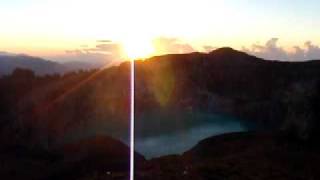 preview picture of video 'sgtravelcafe Oct 09 Presentation: Kelimutu Lakes sunrise'