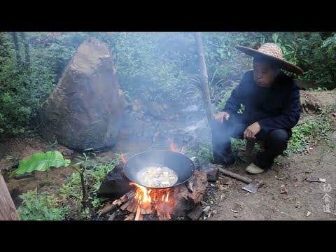 农村老爷爷竹筐抓野鱼，做成又白又香的鱼汤，看馋了众多吃货