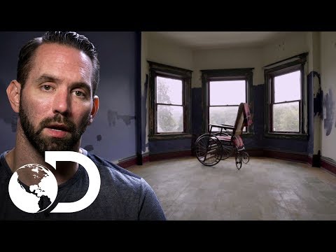 The Abandoned Asylum | Paranormal Confinement | Discovery Latin America