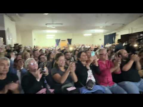 Peteco Carabajal con el coro de niños en San Marcos Sud