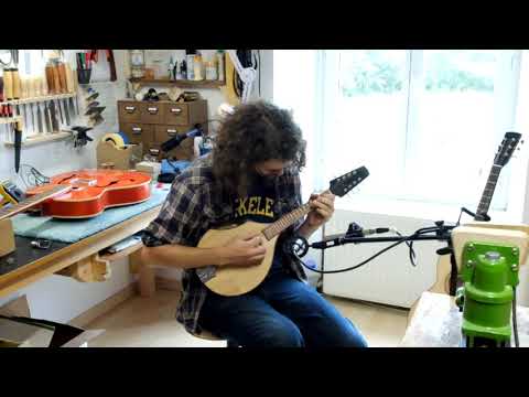 Mandoline style A flat top à bouche décentrée, jouée par Cyril Couchoux