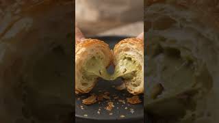Croissant de pistache: escute essa crocância! 🥐🔊 #shorts  #asmr  #croissant  #pistache