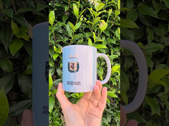 Vídeo relacionado con Messi. Taza cerámica conmemorativa de Lionel Messi en la selección Argentina de futbol, AFA. 325ml. 11oz. Diseños propios, únicos y originales en todos nuestros productos. Somos Sportivo Maglietta.