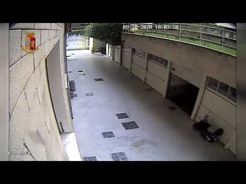 Rapina in centro a Milano, botte nei box per sfilargli l'orologio