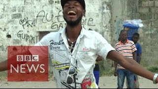 Comedy at a funeral in DR Congo - BBC News