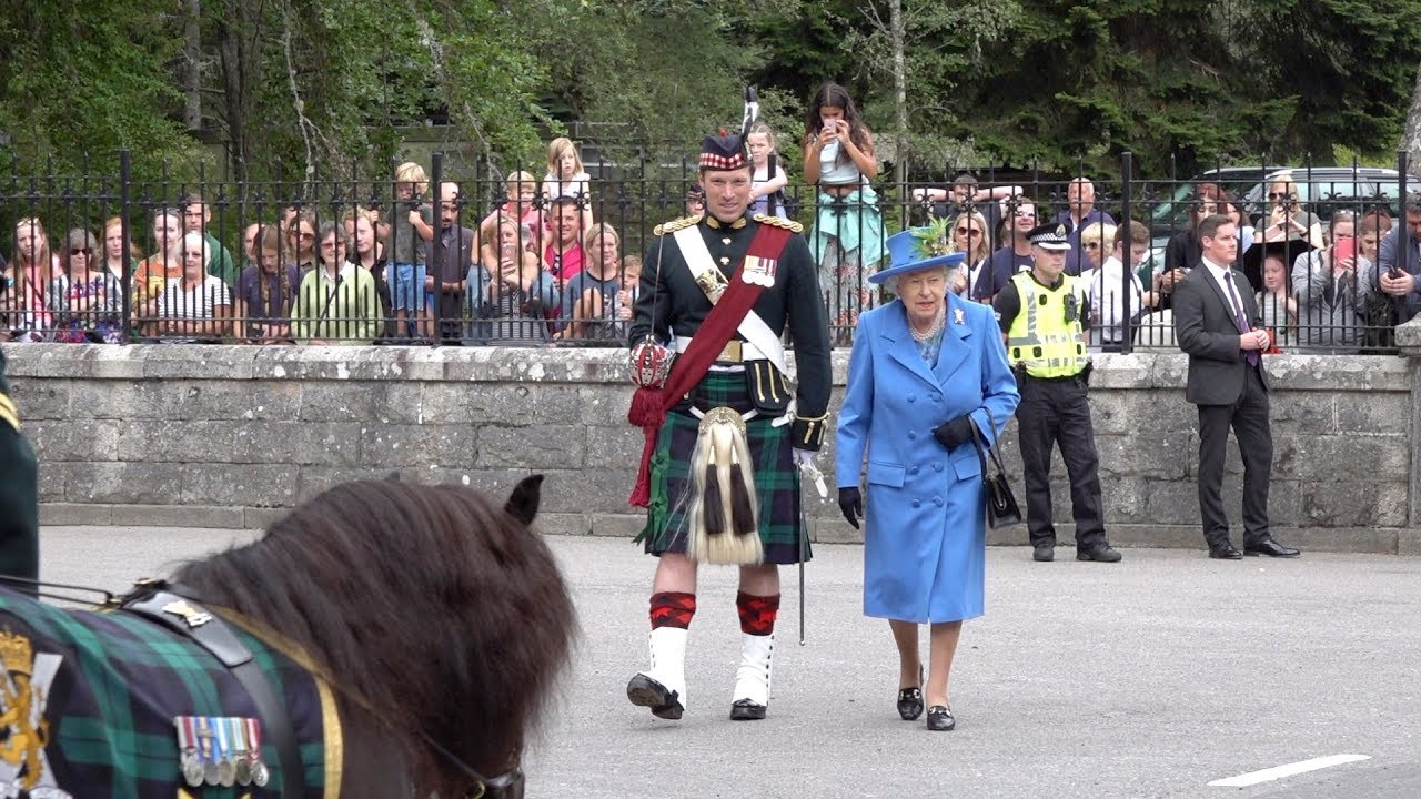 The Queen inspects the guard of honour at the gates of Balmoral Castle and Estate Aug 2018