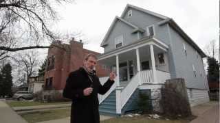 preview picture of video 'Deal Estate: In Independence Park, This Chicago Classic Needs A Dog'