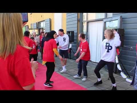 Här överraskar Pidde P eleverna