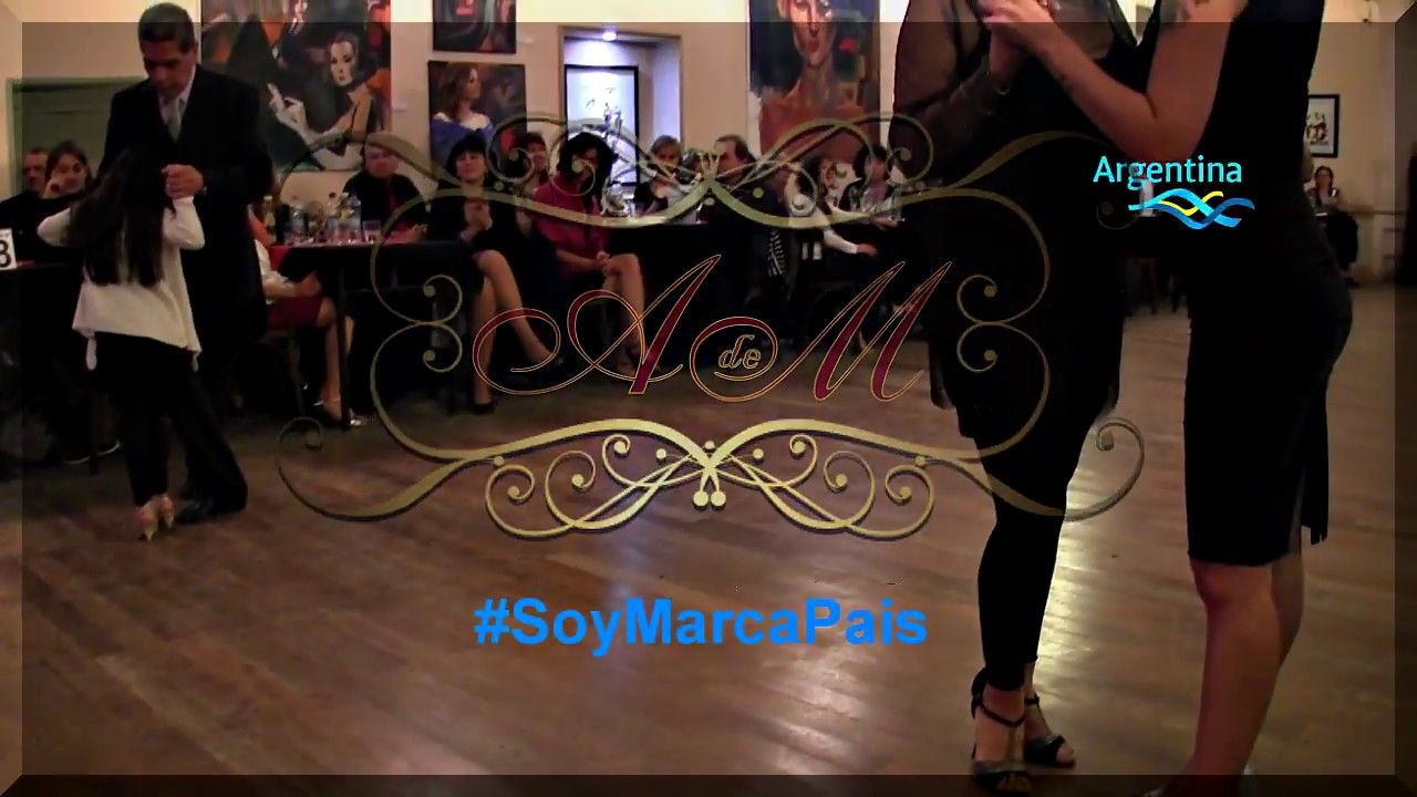 Abuelo y pequeña nieta bailan tango en Mi Refugio milonga, Buenos Aires