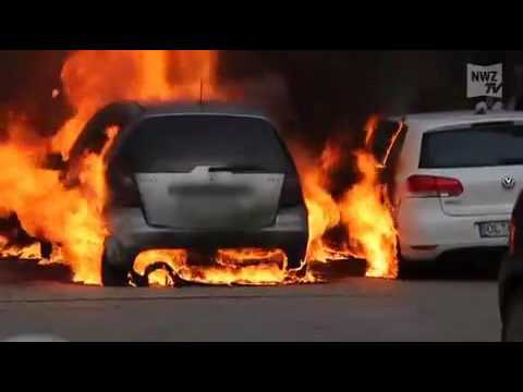 Zwei Autos gehen in Flammen auf