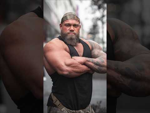 130 Kilo Bodybuilder in Mönchengladbach 😳#streetphotography