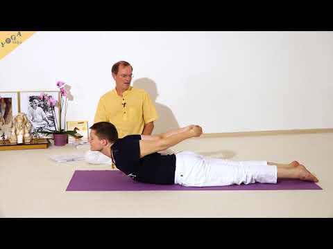 Kobra Yoga-Haltung mit gefalteten Händen hinter dem Gesäß - Yoga Asana Lexikon