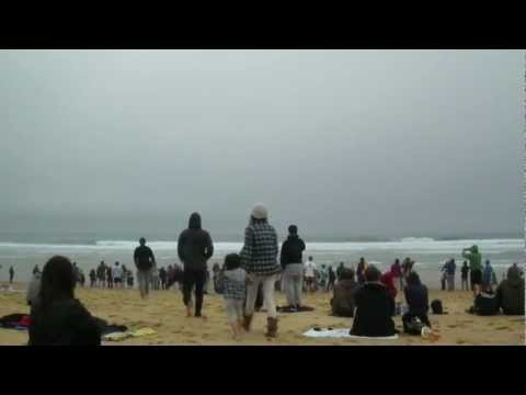 Kelly Slater got swarmed @ Quiksilver Pro France 2011 in Hossegor