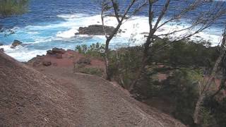 preview picture of video 'Treacherous Hike to Hana's Red Sand Beach, Maui'