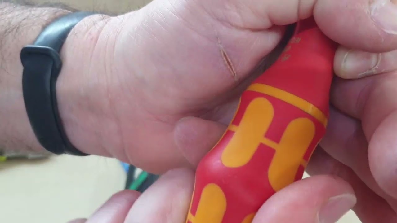 הדגמה של עבודה בלוח חשמל