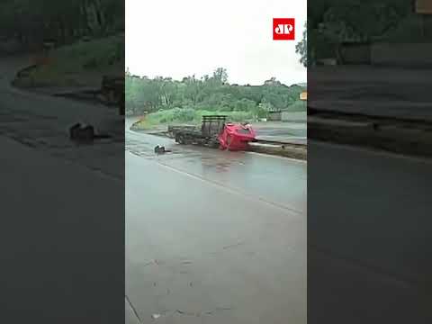 Caminhoneiro fica ferido após batida na BR-040, em Minas Gerais #shorts