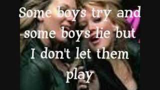 ♪Hilary &amp; Haylie Duff-Material Girls with lyrics♪