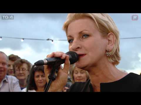 Eleanor Shanley  "Mo Bhuachaillín Donn" on FleadhTV