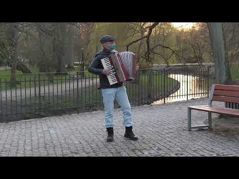 Koszalin, akordeonista, Park Książąt Pomorskich , 19.kwietnia 2021.