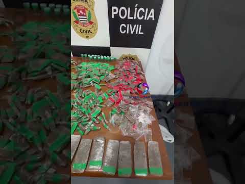 Foragido da justiça por homicídio e roubo é preso enquanto traficava drogas em Santos.