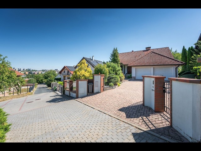 Prodej rodinného domu 5+kk, venkovní bazén s krytím, sauna, sklep, parkování až pro 4 auta, zahrada, obec Ostopovice