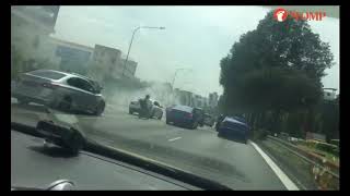 Car catches fire on CTE, emits thick curtain of smoke (1)