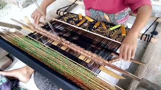 Download lagu Proses penenunan Kain Tenun Songket Lombok Desa Sukarara mp3