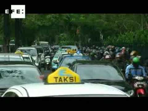 Jakarta drivers join social media to avoid traffic jams