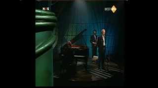 Herman van Veen zingt &quot;voir un ami pleurer&quot;