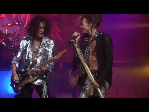 Steven Tyler pisses off Joe Perry on stage