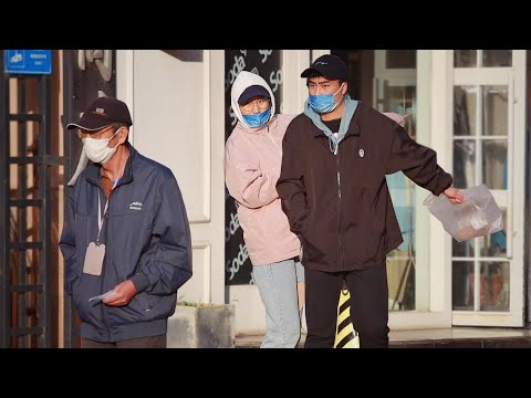 “爺爺，我們走”看到失智老人迷路了，有人充當起了孫女的角色