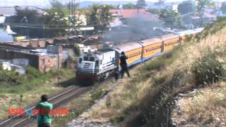 preview picture of video 'kereta api penataran melewati tanggul lumpur lapindo'