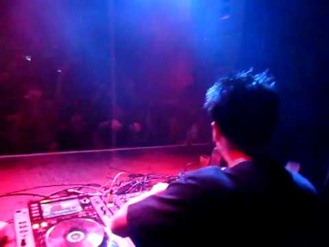 Laidback Luke dropping moombahton!