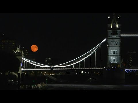 Super Blue Moon illuminates London sky | AFP