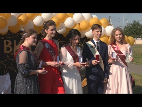 Прощание со школой. На Гомельщине прошли выпускные вечера видео