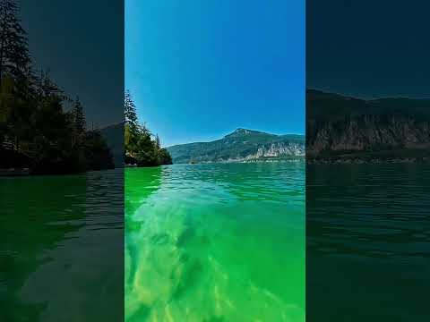 Stell dir vor: du paddelst gemütlich am Wolfgangsee und zack #lakevibes #travelcouple #surprise