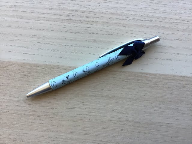 Vídeo relacionado con Ciieeo Bolígrafo de Firma con Base Acrílica Negra Rectangular Bolígrafo Metálico Dorado para Firmar para Recepción y Libro de Visitas Uso Empresarial y Bodas