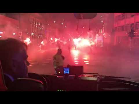 Spelersbus Willem II warm onthaald door duizenden fans in Tilburg