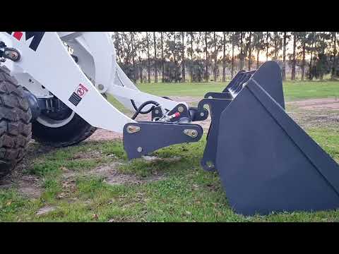 MCM 20G - Operating The Hydraulic Quick Hitch